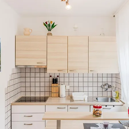 888 With 2 Bedrooms&balcony&free Parking *