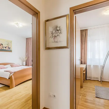 888 With 2 Bedrooms&balcony&free Parking