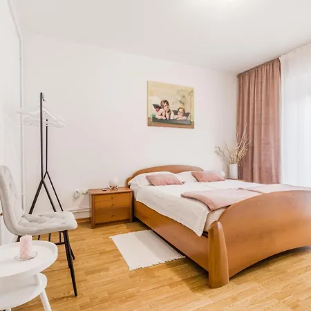 888 With 2 Bedrooms&balcony&free Parking * 博维茨