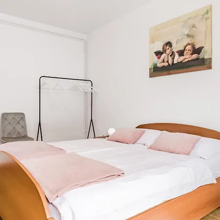 888 With 2 Bedrooms&balcony&free Parking 公寓