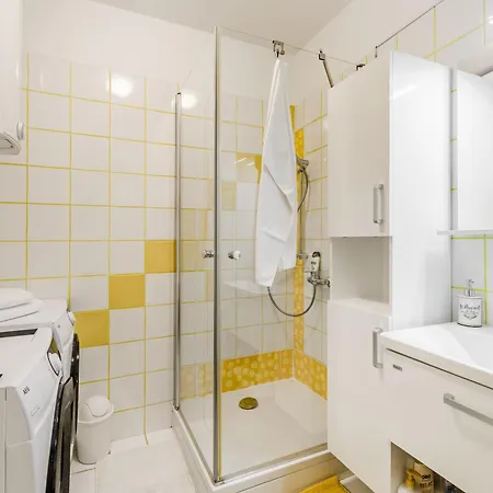 888 With 2 Bedrooms&balcony&free Parking