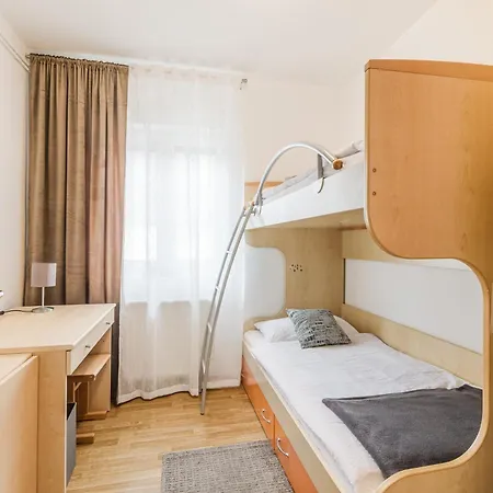 888 With 2 Bedrooms&balcony&free Parking