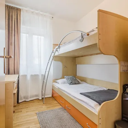 888 With 2 Bedrooms&balcony&free Parking * 博维茨