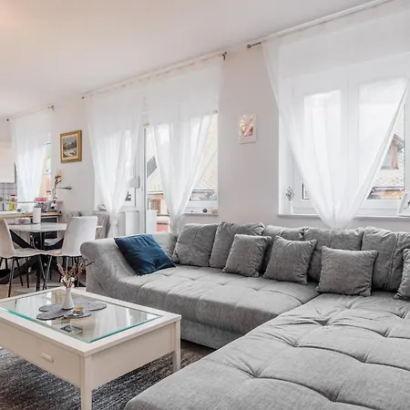 888 With 2 Bedrooms&balcony&free Parking 博维茨