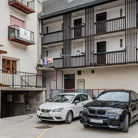 888 With 2 Bedrooms&balcony&free Parking *