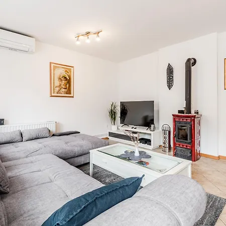 888 With 2 Bedrooms&balcony&free Parking 博维茨