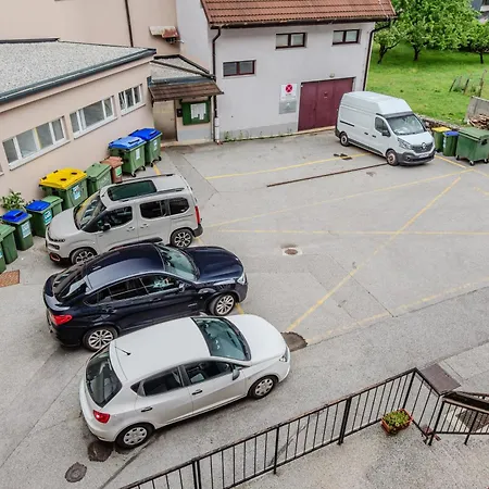 888 With 2 Bedrooms&balcony&free Parking